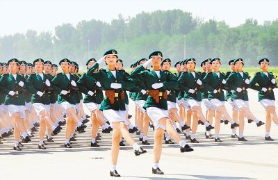 Колонны женщин-военнослужащих, участвующих в военном параде в честь 60-летия КНР