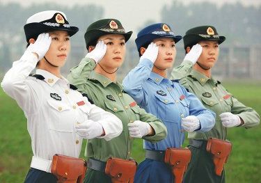 Колонны женщин-военнослужащих, участвующих в военном параде в честь 60-летия КНР