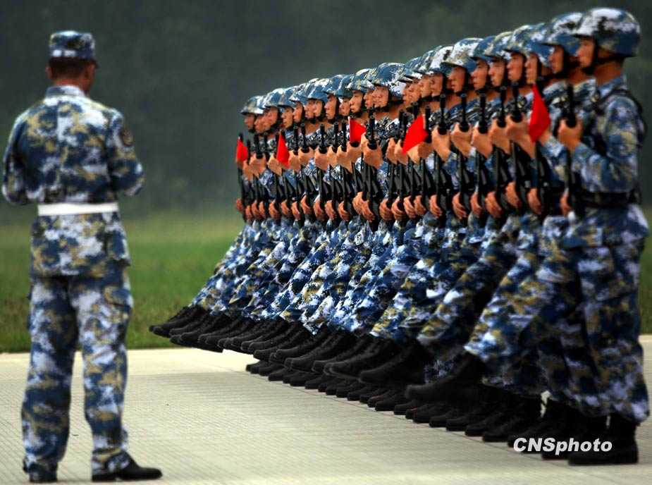 Интенсивные тренировки военнослужащих, участвующих в военном параде в честь 60-летия КНР 