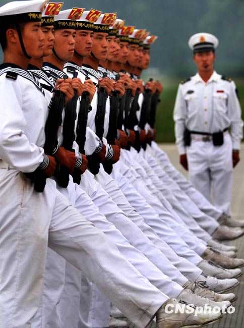 Интенсивные тренировки военнослужащих, участвующих в военном параде в честь 60-летия КНР 