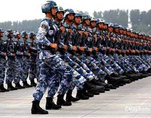 Интенсивные тренировки военнослужащих, участвующих в военном параде в честь 60-летия КНР
