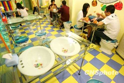 Первый в Пекине ресторан на туалетную тематику пользуется популярностью среди молодежи 
