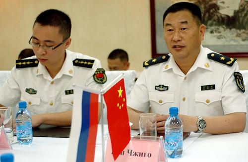 Командиры формирований ВМС Китая и РФ провели беседу на корабле «Чжоушань» 