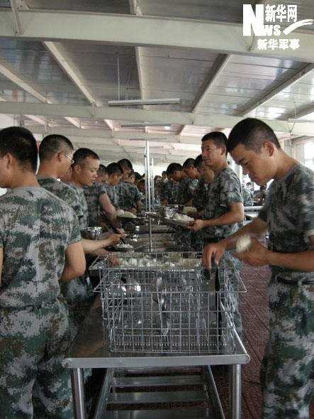  Богатый ужин военнослужащих, участвующих в параде в честь 60-летия КНР