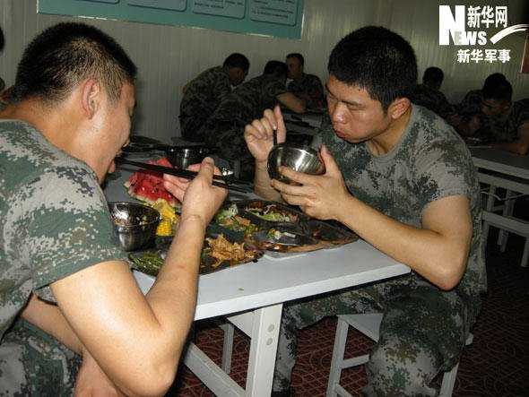  Богатый ужин военнослужащих, участвующих в параде в честь 60-летия КНР
