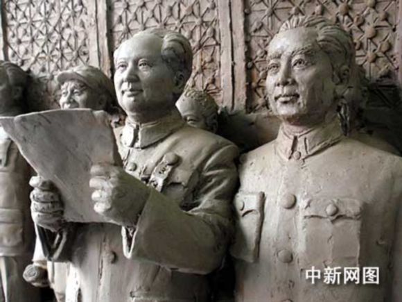 Мастер глиняной лепки создал груповые скульптуры на тему «церемании основания КНР»