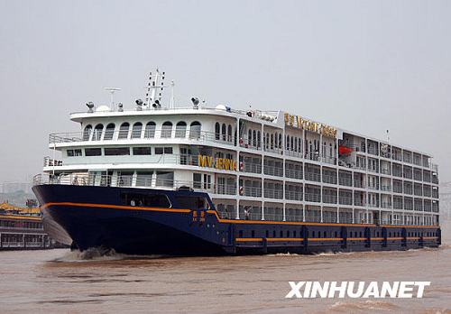 Самое крупное речное круизное судно в Китае совершило первый рейс из города Чунцин