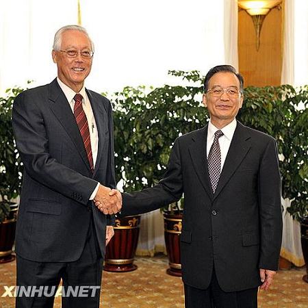 Вэнь Цзябао встретился с премьер-министром Сингапура У Цзодуном, участвующим в «Летнем Давосе-2009»