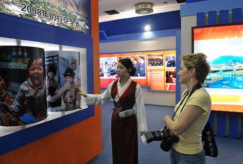 Представители зарубежных СМИ посетили выставку достижений пяти автономных районов нашей страны