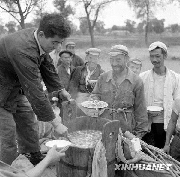 История изменения употребления пищи в старых фотографиях