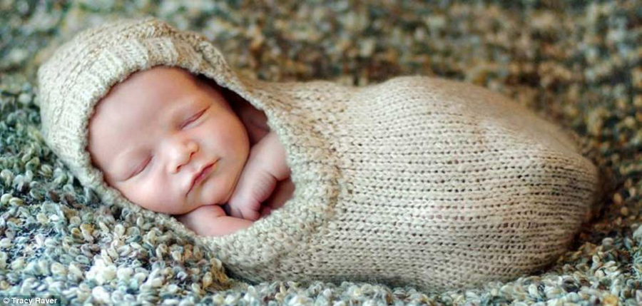 Новорожденные, сфотографированные в забавных позах американским фотографом