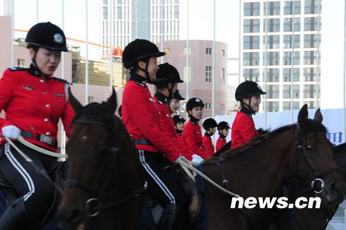 Женщины из конного отряда полиции города Далянь обеспечивают безопасность «Летнего Давоса-2009»