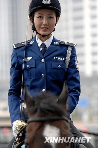Женщины из конного отряда полиции города Далянь обеспечивают безопасность «Летнего Давоса-2009»