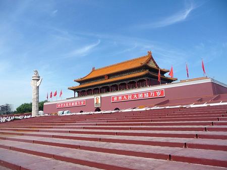 На башне Тяньаньмэнь устанавливаются временные трибуны