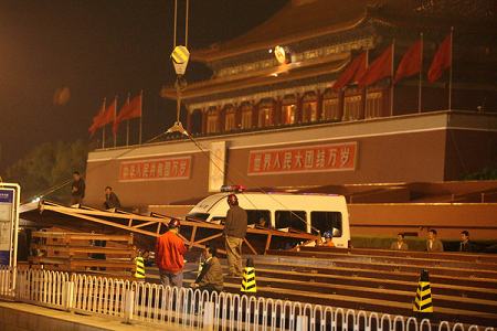 На башне Тяньаньмэнь устанавливаются временные трибуны