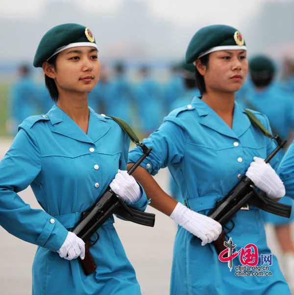 Женщины-военнослужащие, участвующие в военном параде в честь 60-летия КНР