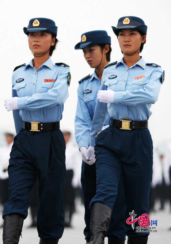Женщины-военнослужащие, участвующие в военном параде в честь 60-летия КНР