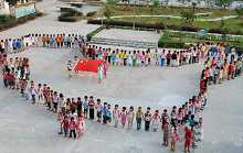 560 учащихся начальной школы построились в форме территории Китая в честь приближающегося 60-летия КНР