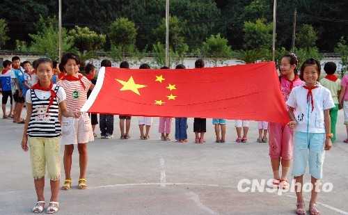 560 учащихся начальной школы построились в форме территории Китая в честь приближающегося 60-летия КНР 