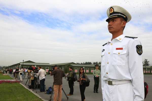 Впервые для иностранных СМИ открыта деревня подготовки военнослужащих к параду в честь 60-летия КНР 
