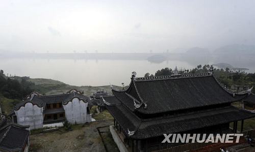Отреставрированные древние жилые постройки на дамбе водохранилища «Санься» на реке Янцзы