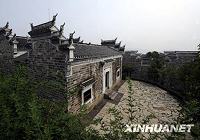 Отреставрированные древние жилые постройки на дамбе водохранилища «Санься» на реке Янцзы