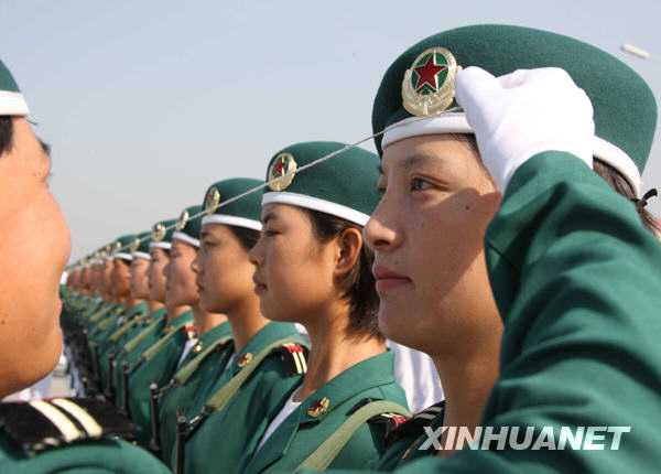Три женских отряда в колоннах военного парада в честь 60-летия КНР 