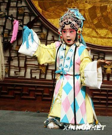 4-летняя любительница оперы Куньцюй