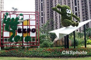 Талисман ЭКСПО-2010 в Шанхае «Хайбао» украшает город Шанхай