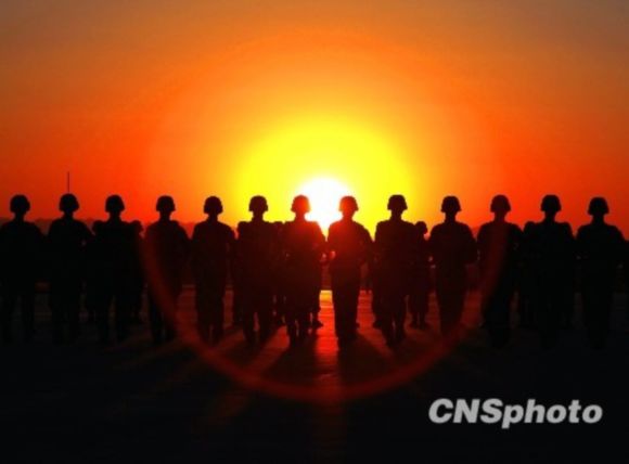 Полигон для подготовки военнослужащих к параду в лучах восходящего солнца