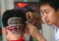 15 сентября 2009 года парикмахер из города Чжэнчжоу провинции Хэнань сделал юноше прическу в виде трибуны площади Тяньаньмэнь в честь 60-й годовщины образования КНР.