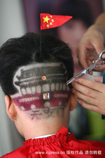 15 сентября 2009 года парикмахер из города Чжэнчжоу провинции Хэнань сделал юноше прическу в виде трибуны площади Тяньаньмэнь в честь 60-й годовщины образования КНР.