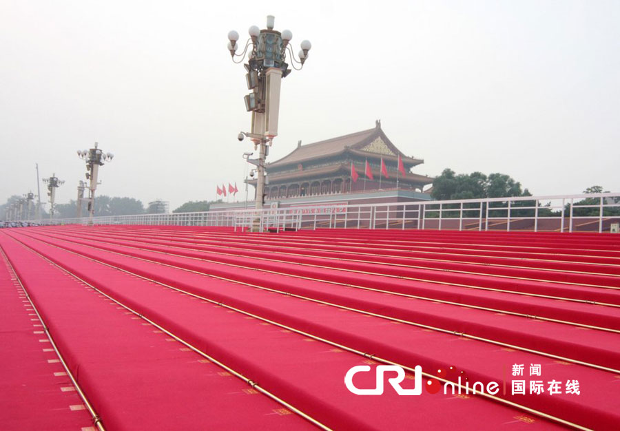 Площадь Тяньаньмэнь застелена красной ковровой дорожкой в преддверии празднования Дня образования КНР