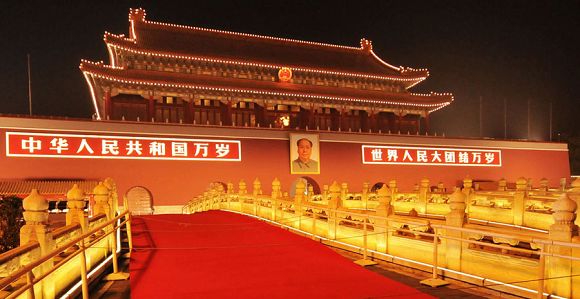 Площадь Тяньаньмэнь застелена красной ковровой дорожкой
