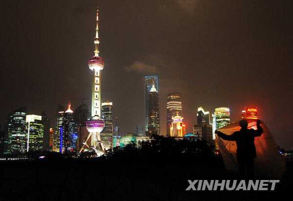 Шанхай разноцветными огнями встречает День образования КНР 