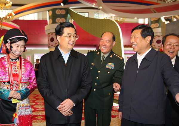 Партийные и государственные руководители Китая посетили выставку 'Блестящее 60-летие -- выставка достижений за 60 лет образования КНР'