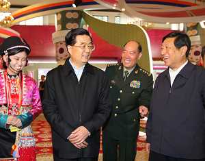 Партийные и государственные руководители Китая посетили выставку 'Блестящее 60-летие -- выставка достижений за 60 лет образования КНР'