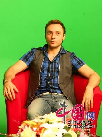 Российский певец, исполняющий китайские песни, Андрей Лазарев дал интервью Китайскому информационному Интернет-центру