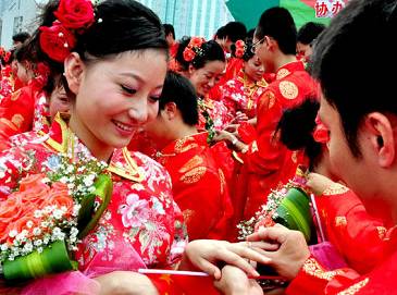 Свадьба старого стиля для 100 пар новобрачных в городе Нанчан