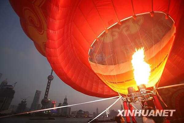 В честь приближающегося Дня образования КНР в Шанхае был запущен гигантский воздушный шар 