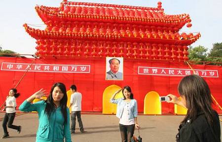 Город Чанша провинции Хунань: мини-башня «Тяньаньмэнь» из красных фонарей
