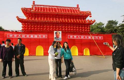 Город Чанша провинции Хунань: мини-башня «Тяньаньмэнь» из красных фонарей
