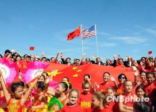 Перед Белым домом США поднят государственный флаг КНР 