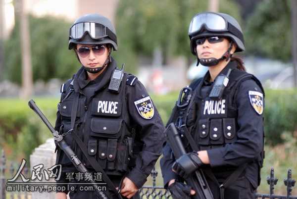 Красивые женщины из отряда специальной полиции на улицах Пекина 