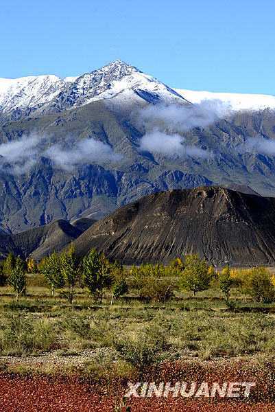 Чарующие осенние пейзажи района Шигадзе Тибетского автономного района 