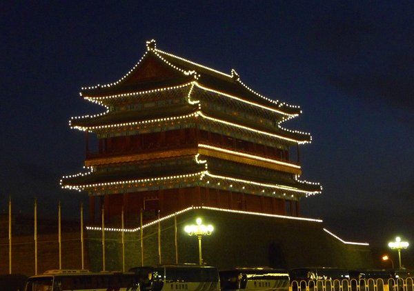 Красивая ночь на площади Тяньаньмэнь накануне Национального праздника 