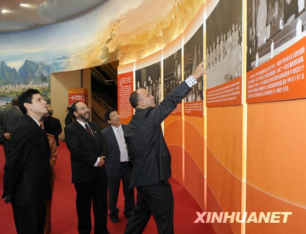 Зарубежные дипломаты, корреспонденты и эксперты посетили Выставку достижений за 60 лет с момента образования КНР 
