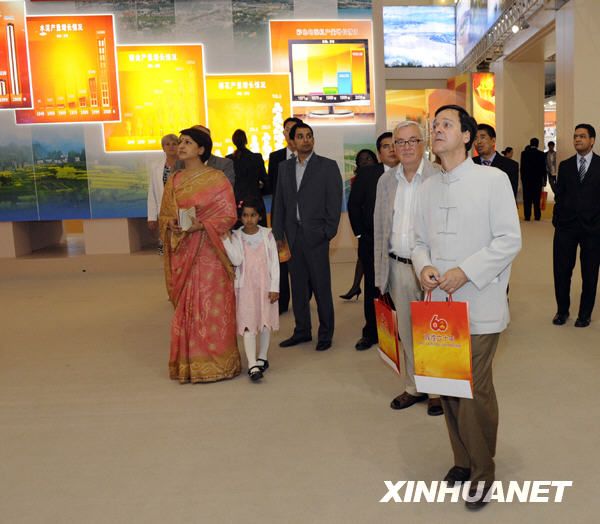 Зарубежные дипломаты, корреспонденты и эксперты посетили Выставку достижений за 60 лет с момента образования КНР 