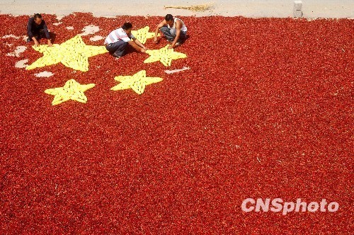 В преддверии празднования Дня образования КНР крестьяне создали государственный флаг КНР из красного перца и кукурузных початков.