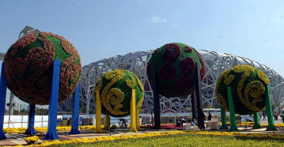 В Олимпийском парке Пекина подходит к концу установка композиций из растений